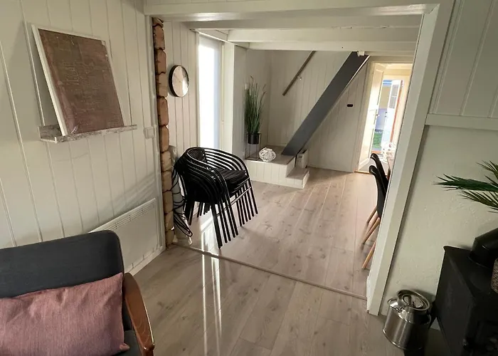 Lofoten_beach_eggum_cabin
